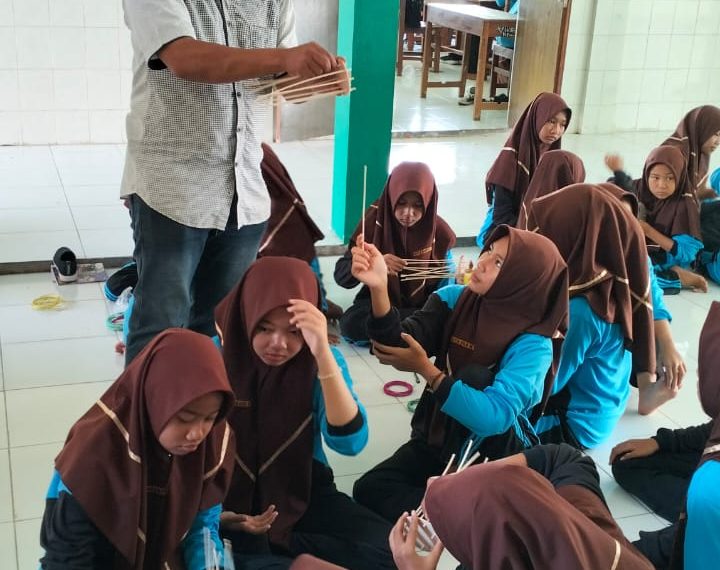 Buat Anyaman dari Rotan, Wujud Implementasi P5RA Kewirausahaan di MTs N 8 Sragen