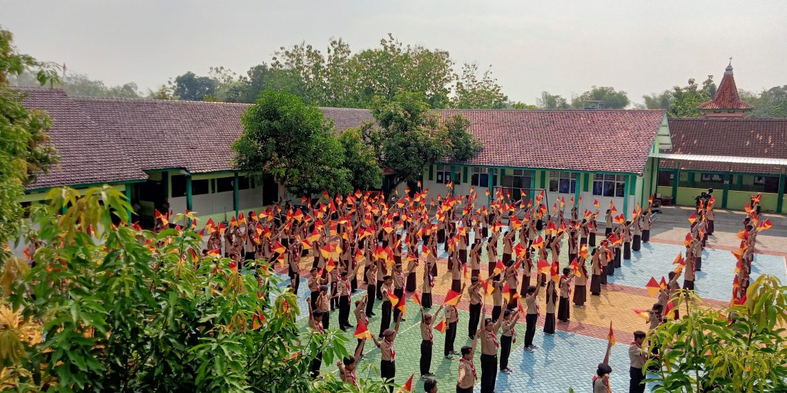 Lebih dari 300 Siswa MTsN 8 Sragen Antusias Latihan Semaphore