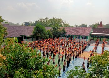 Lebih dari 300 Siswa MTsN 8 Sragen Antusias Latihan Semaphore