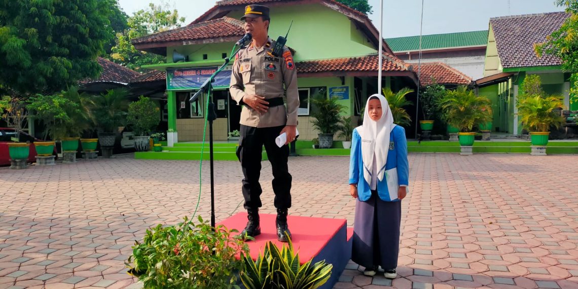 ”Stop Bullying dan Taatilah Aturan Lalu Lintas’’ Pesan Wakapolsek Plupuh Saat Apel Pagi MTsN 4 Sragen
