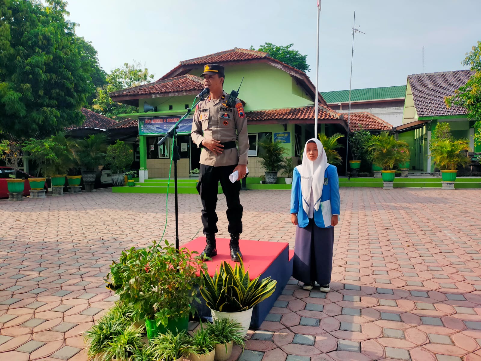 ”Stop Bullying dan Taatilah Aturan Lalu Lintas’’ Pesan Wakapolsek Plupuh Saat Apel Pagi MTsN 4 Sragen