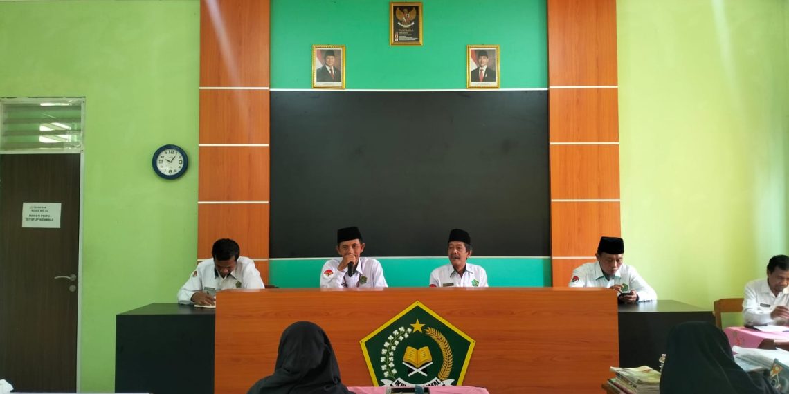 Lakukan Pembinaan, Pengawas MTsN 8 Sragen Tegaskan Tupoksi Guru