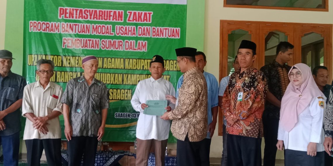 KaKankemenag Sragen Serahkan Bantuan Modal Usaha dan BantuanPembuatan Sumur Bor dari UPZ