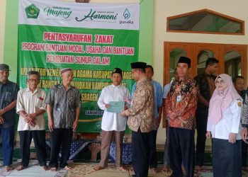 KaKankemenag Sragen Serahkan Bantuan Modal Usaha dan BantuanPembuatan Sumur Bor dari UPZ