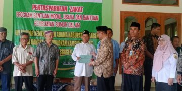 KaKankemenag Sragen Serahkan Bantuan Modal Usaha dan BantuanPembuatan Sumur Bor dari UPZ