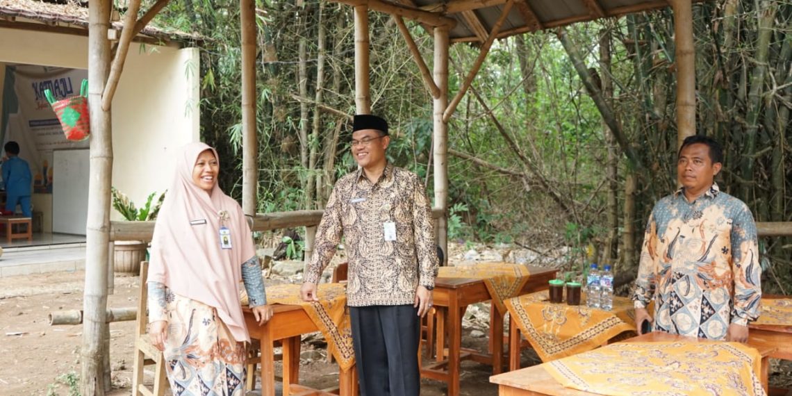 Siasati Gedung Direhab, MI Nurul Islam Ketro Adakan Pembelajaran di Bawah Rimbunnya Pohon Bambu