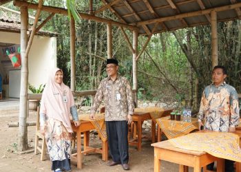 Siasati Gedung Direhab, MI Nurul Islam Ketro Adakan Pembelajaran di Bawah Rimbunnya Pohon Bambu