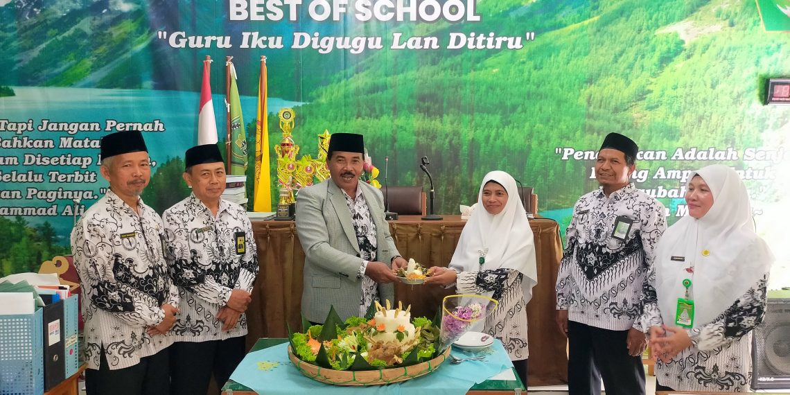 Pemotongan Tumpeng dan Pelepasan Balon Cita-Cita Tandai Peringatan HGN  MTsN 2 Sragen