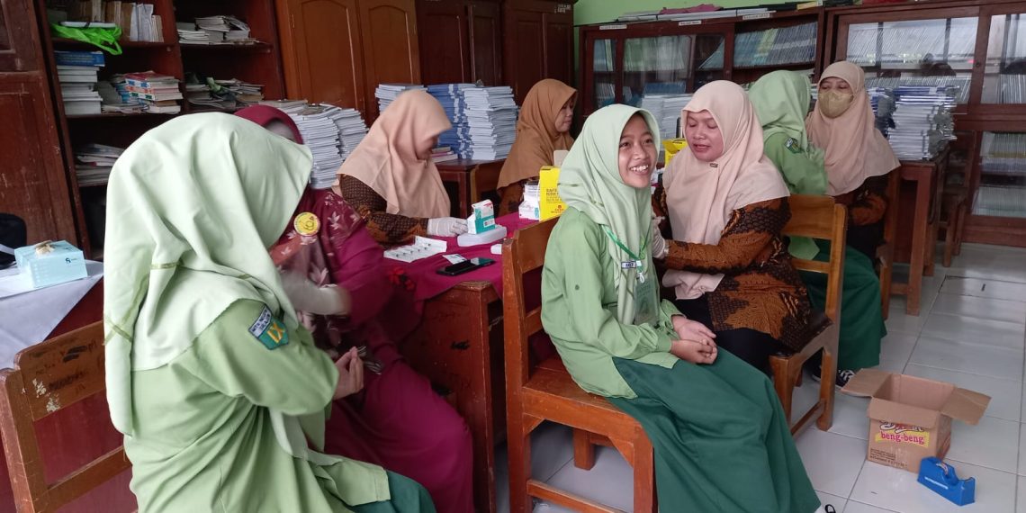 Cegah Kanker Serviks, Siswi MTsN 8 Sragen Ikuti Vaksinisasi HPV