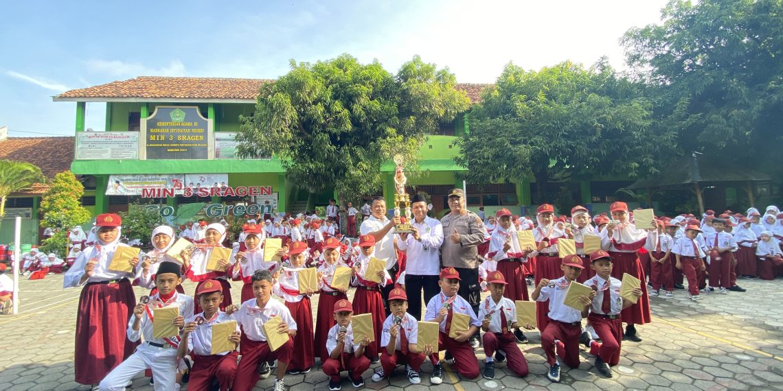 Wakapolsek Tanon Beri Motivasi dan Pesan Moral di Upacara Bendera MIN 3 Sragen