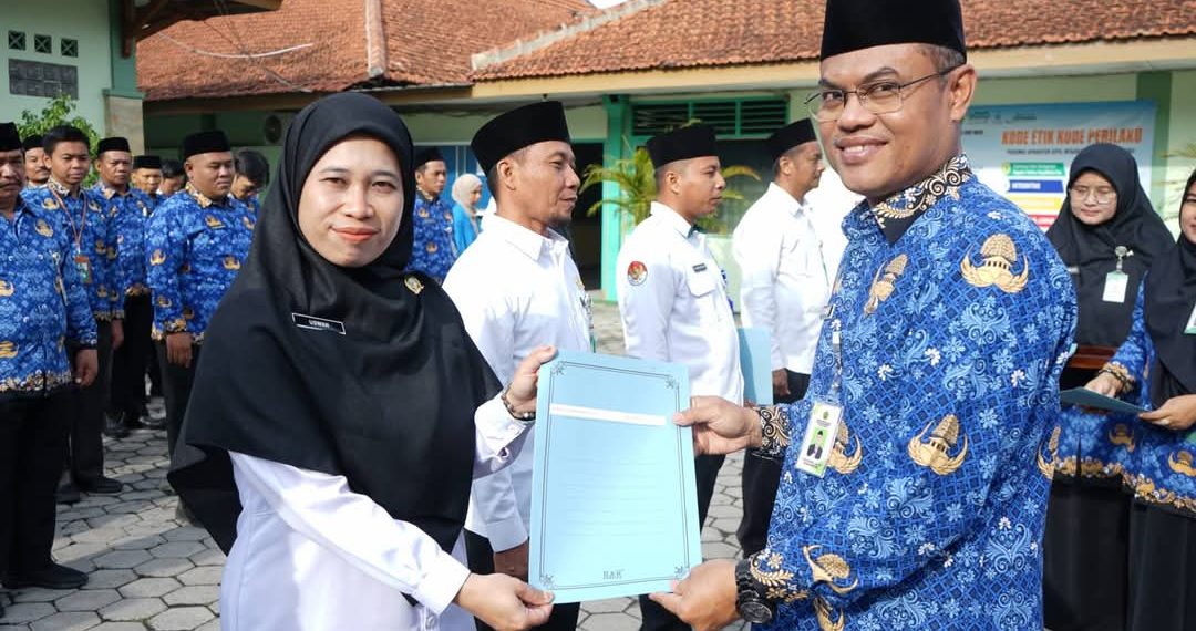 Serahkan SK Penyuluh Agama Islam Non PNS, Kakankemenag Berpesan Agar Penyuluh Agama Menjadi Agen Perubahan Yang Bermanfaat Bagi Masyarakat