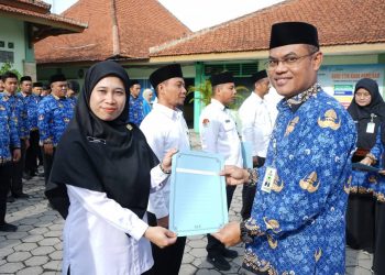 Serahkan SK Penyuluh Agama Islam Non PNS, Kakankemenag Berpesan Agar Penyuluh Agama Menjadi Agen Perubahan Yang Bermanfaat Bagi Masyarakat