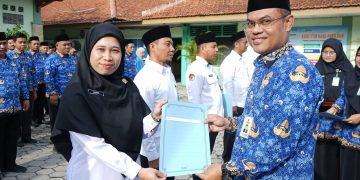 Serahkan SK Penyuluh Agama Islam Non PNS, Kakankemenag Berpesan Agar Penyuluh Agama Menjadi Agen Perubahan Yang Bermanfaat Bagi Masyarakat