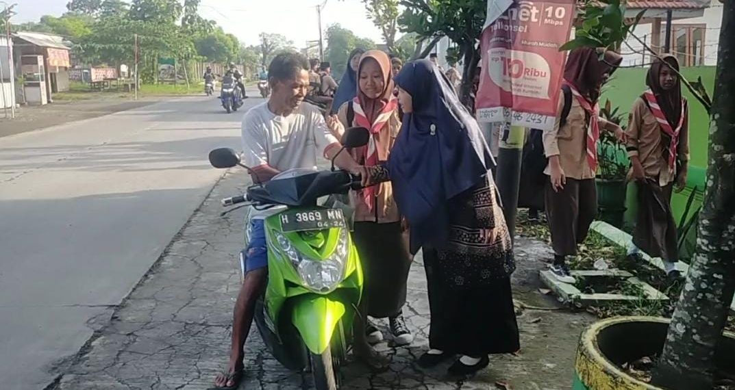 Jumat Bulan Ramadhan, Guru dan Pegawai MTsN 4 Sragen Bagi Bagi Sayuran Gratis
