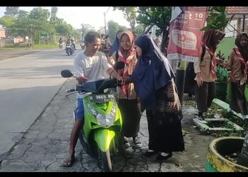 Jumat Bulan Ramadhan, Guru dan Pegawai MTsN 4 Sragen Bagi Bagi Sayuran Gratis