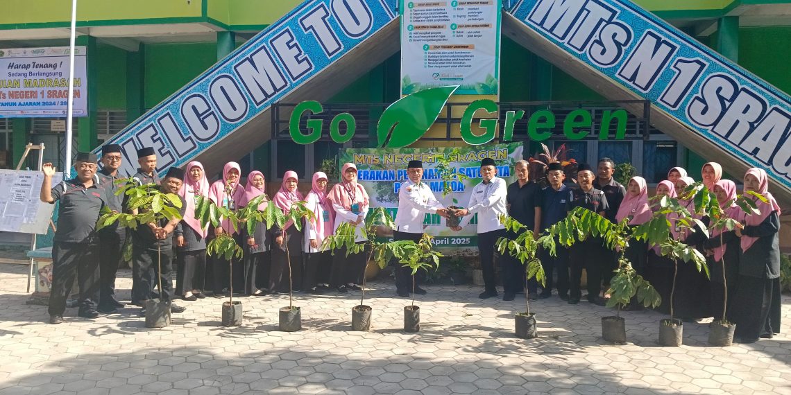 Langkah Nyata Peduli Bumi, MTsN 1 Sragen Tanam Matoa di Area Madrasah