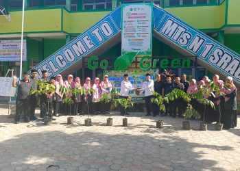 Langkah Nyata Peduli Bumi, MTsN 1 Sragen Tanam Matoa di Area Madrasah
