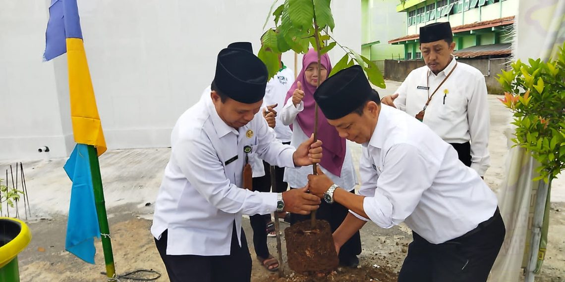 MTsN 4 Sragen Partisipasi Sukseskan Gerakan Menanam 1 Juta Pohon Matoa