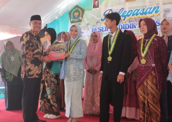 Penerbangan Pesawat Impian Iringi Proses Pelepasan Peserta Didik Kelas XII MAN 2 Sragen
