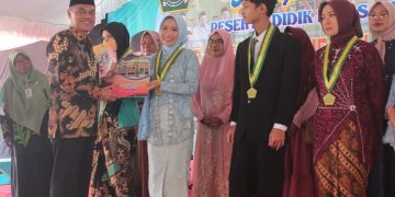 Penerbangan Pesawat Impian Iringi Proses Pelepasan Peserta Didik Kelas XII MAN 2 Sragen