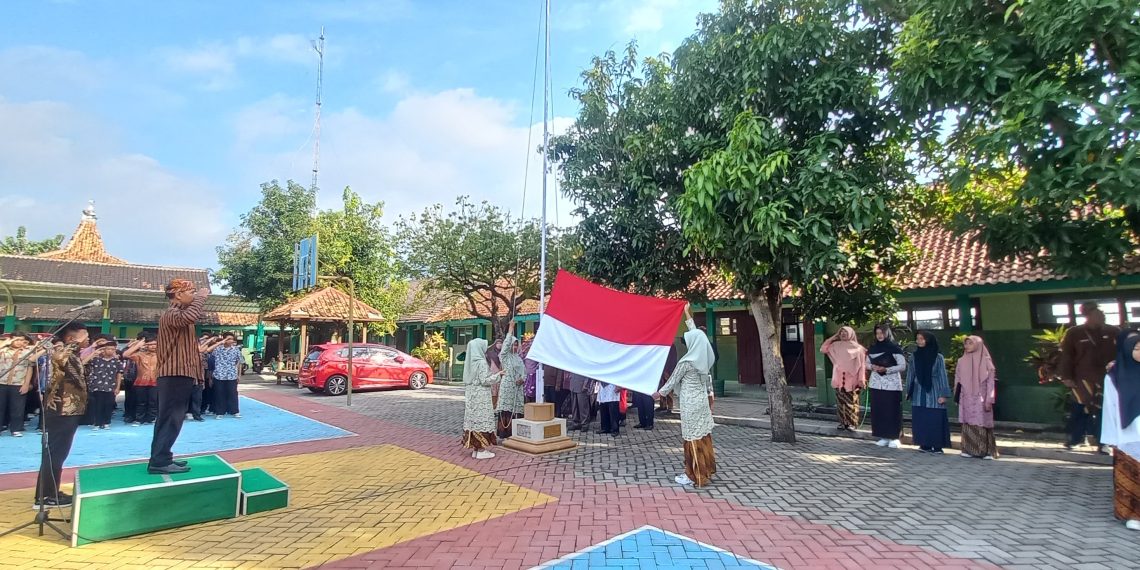 Kenakan Pakaian Adat, MTsN 8 Sragen Laksanakan Upacara Hardiknas