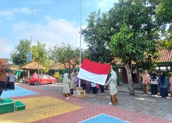Kenakan Pakaian Adat, MTsN 8 Sragen Laksanakan Upacara Hardiknas