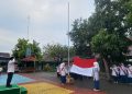 Meski Diguyur Hujan, MTsN 8 Sragen Penuh Semangat Laksanakan Upacara Bendera Hari Kebangkitan Nasional