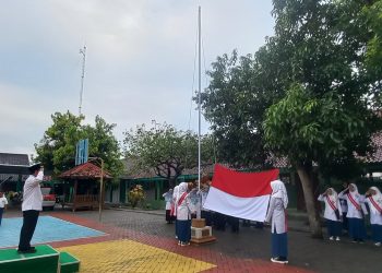 Meski Diguyur Hujan, MTsN 8 Sragen Penuh Semangat Laksanakan Upacara Bendera Hari Kebangkitan Nasional