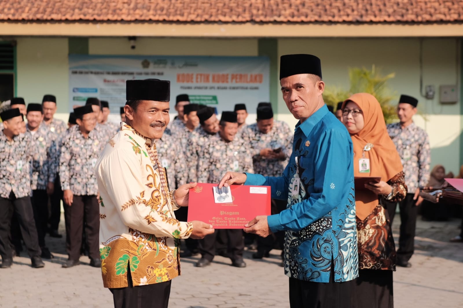 Kasubbag TU Serahkan Satyalancana Karya Satya 38 ASN dalam Momen HUT RI