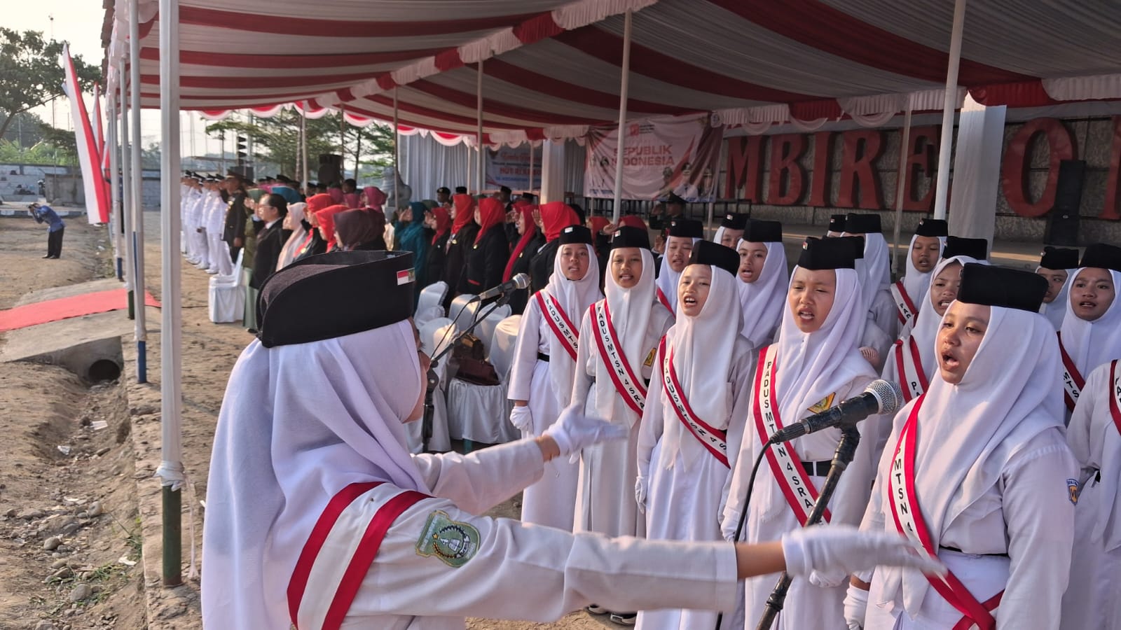 Tim Paduan Suara MTsN 4 Sragen Tampil Cemerlang sebagai Petugas Upacara Detik-Detik Proklamasi dan Aubade HUT RI ke-80 di Kecamatan Plupuh