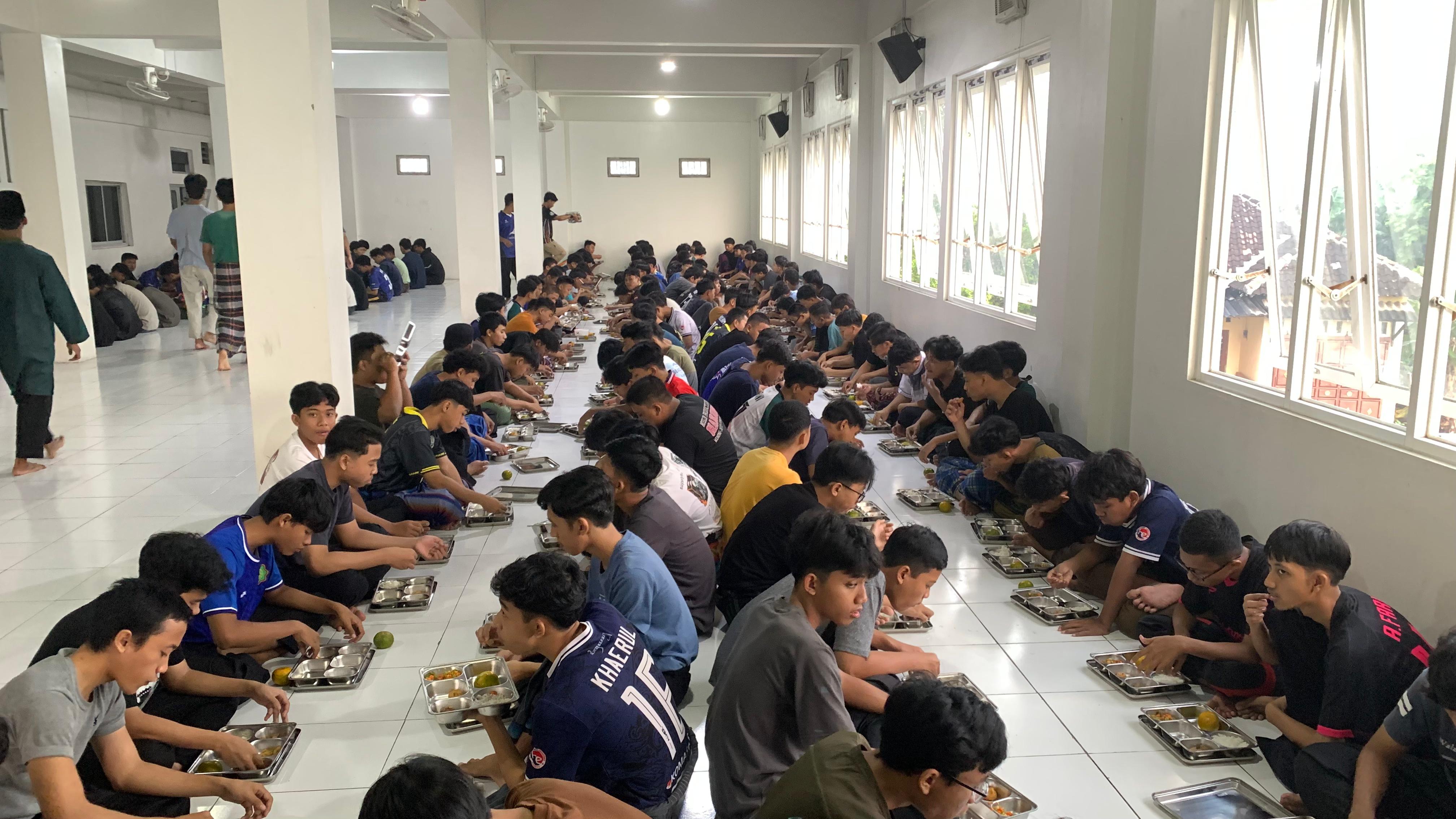 MA Ibnu Abbas Assalafi Laksanakan MBG Perdana