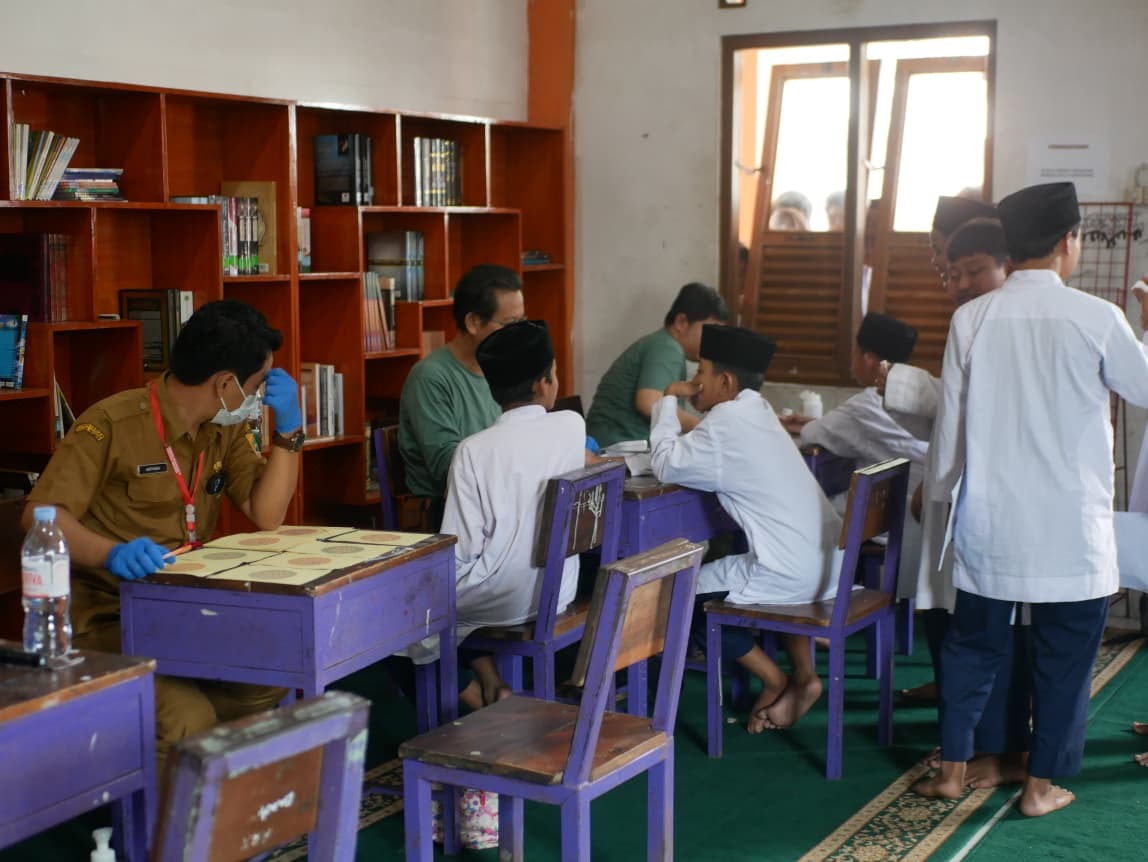 Antusias Tingkatkan Derajat Kesehatan, Santri PKPPS Ibnu Abbas Masaran Semangat Ikuti Pemeriksaan Kesehatan