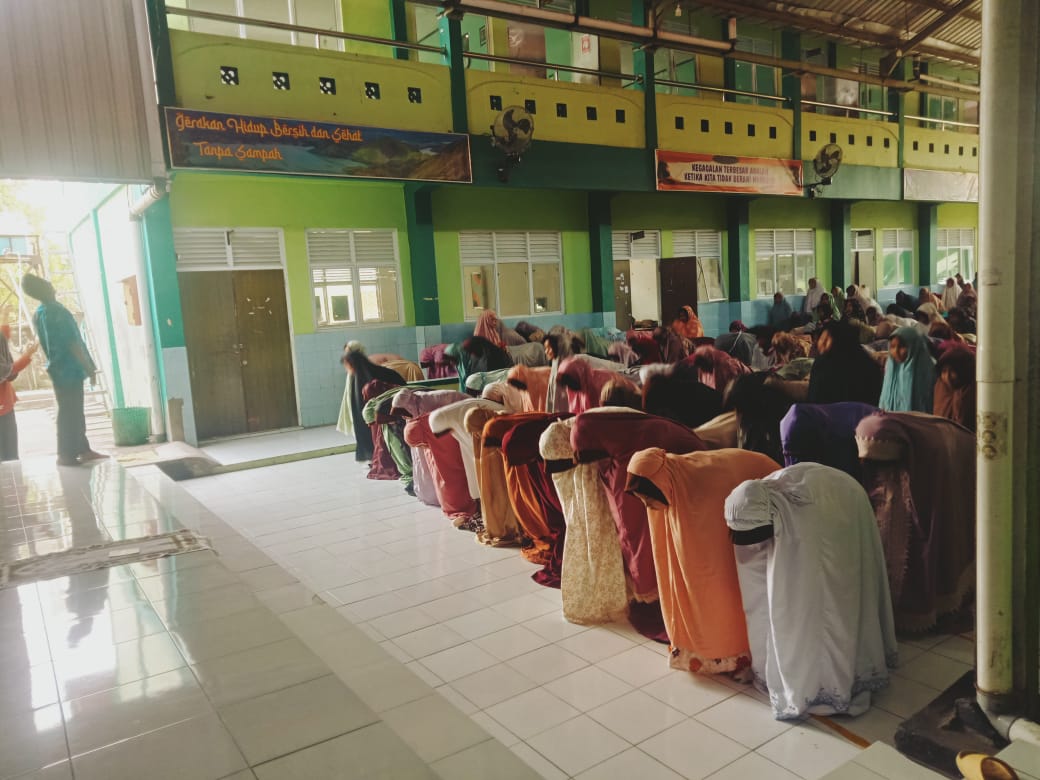 Kuatkan Karakter Keimanan Siswa, MTsN 3 Sragen Peringati Maulid Nabi dengan Praktik Sholat Bersama