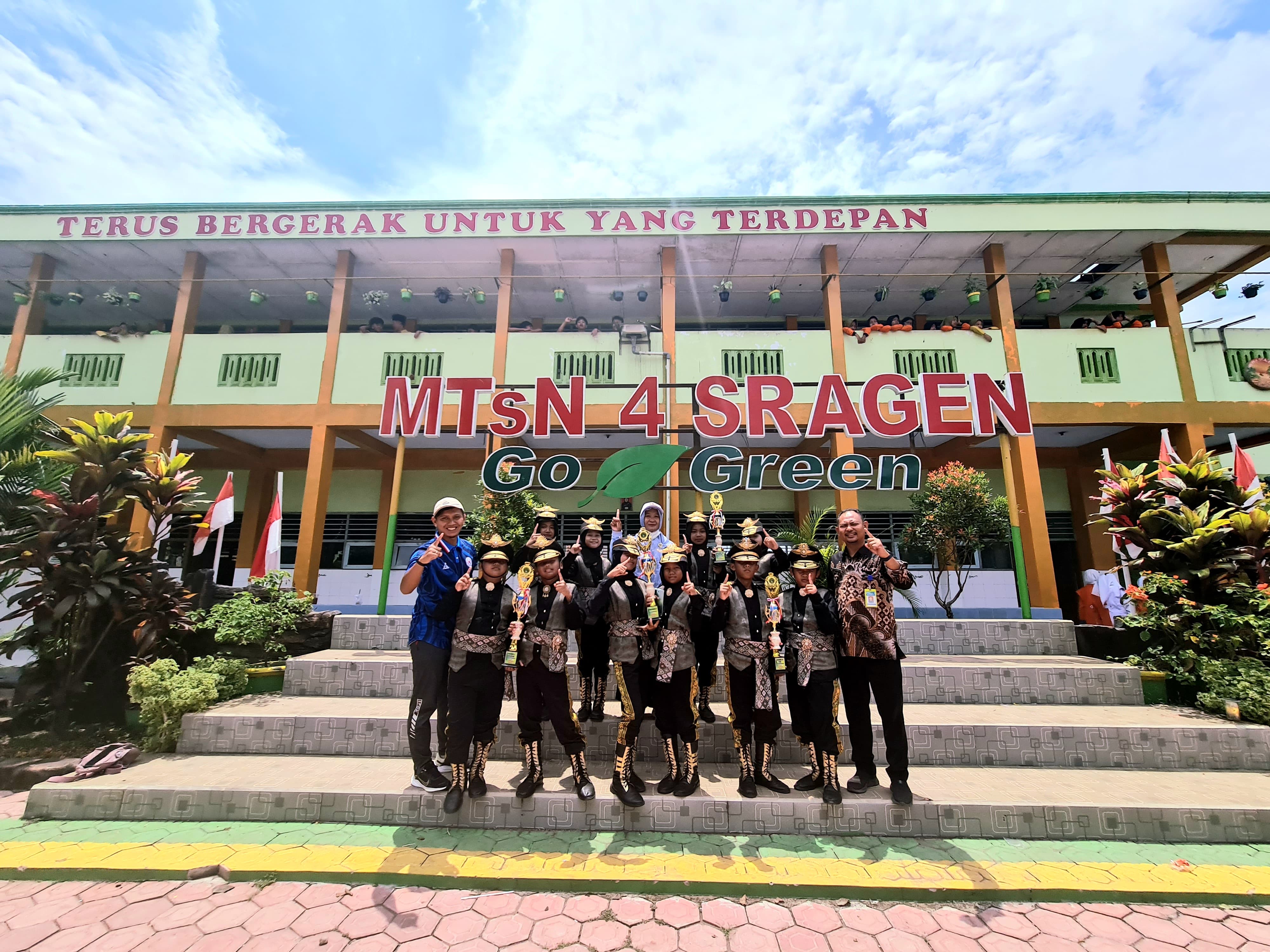 MIN 1 Sragen Borong 3 Piala, Raih Juara Umum II LKBB Butterfly di MTsN 4 Sragen