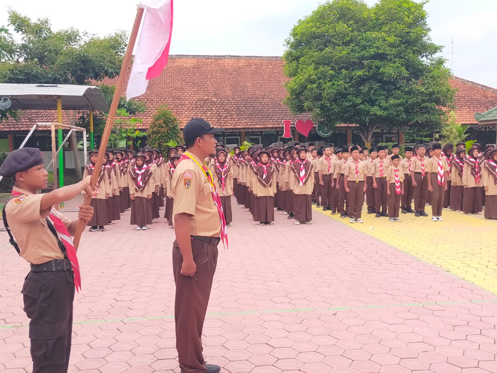 MTsN 4 Sragen Gelar Persami, Lantik Anggota Penggalang dan Dewan Penggalang Baru
