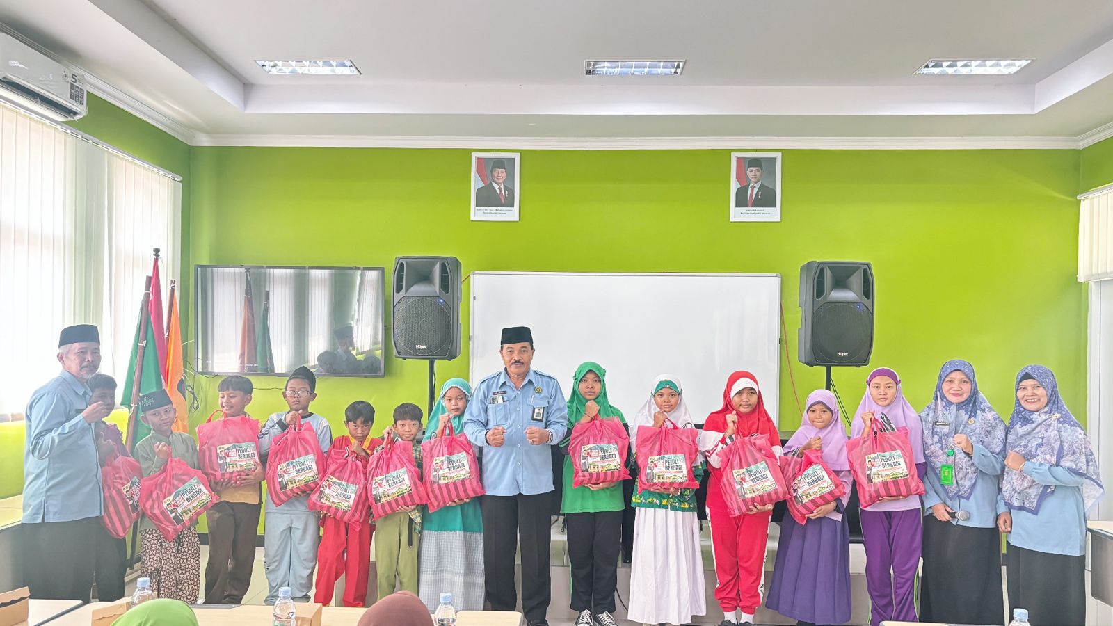 Meneladani Rasulullah, MTs Negeri 2 Sragen Wujudkan Kepedulian dengan Bakti Sosial