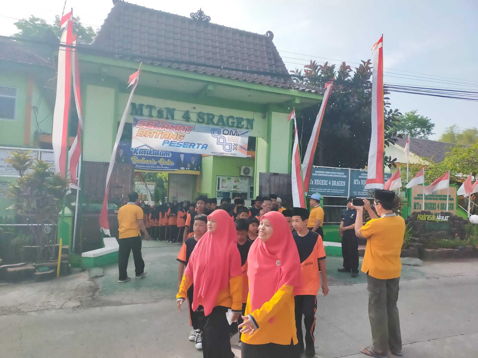 Meriah, Jalan Sehat Semarakkan Milad MTsN 4 Sragen