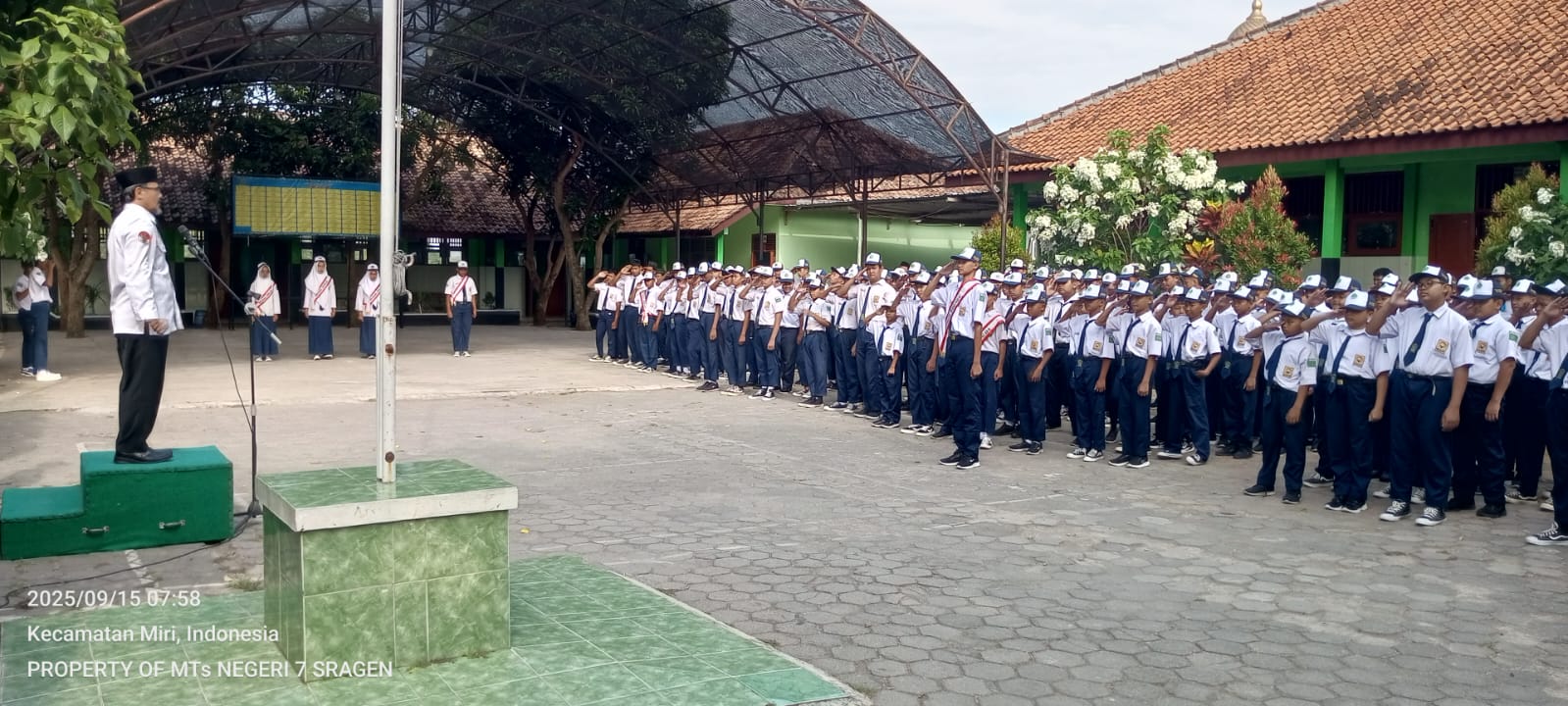 Rutin Senin: Kepala MTsN 7 Sragen Sampaikan Pentingnya Kedisiplinan di Upacara Bendera