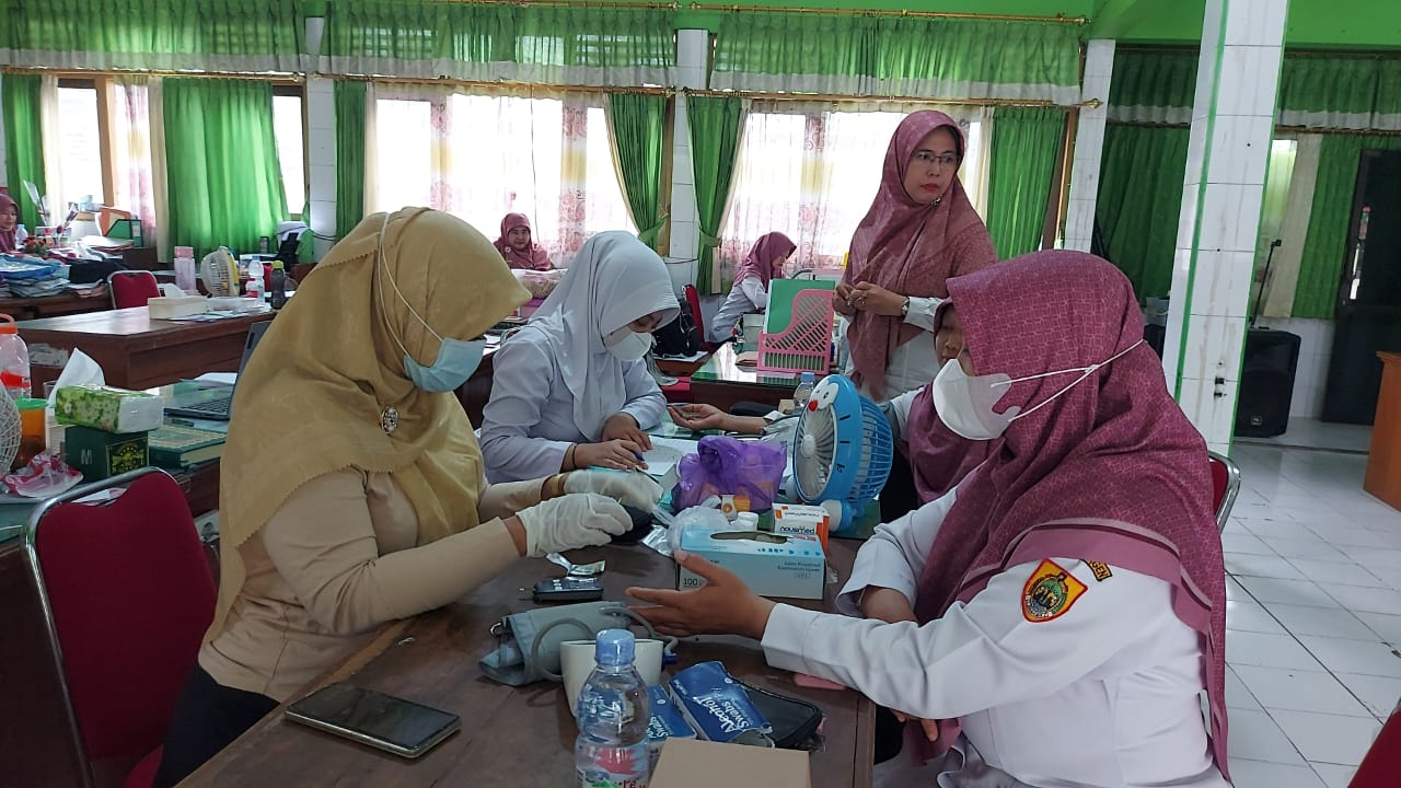 Guru dan Pegawai MTs Negeri 2 Sragen Jalani Skrining Kesehatan