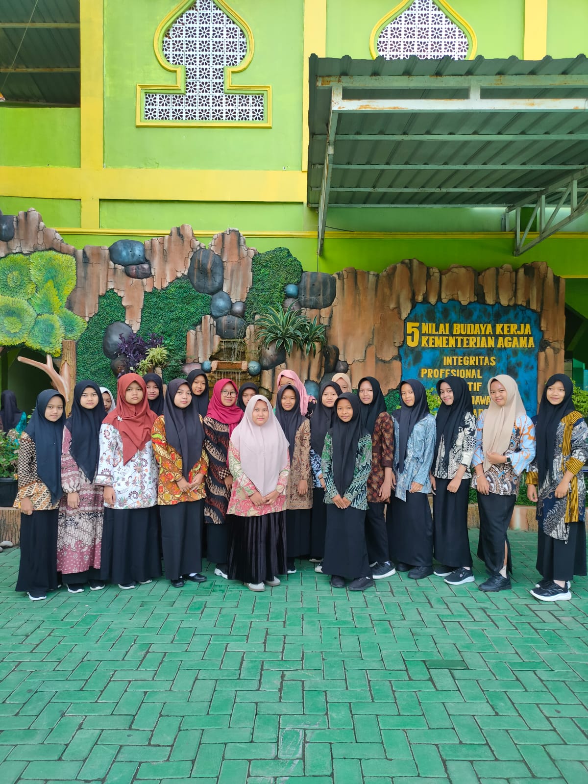 MTsN 5 Sragen Tampil Bercorak: Meriahkan Hari Batik Nasional dengan Semangat Tradisi