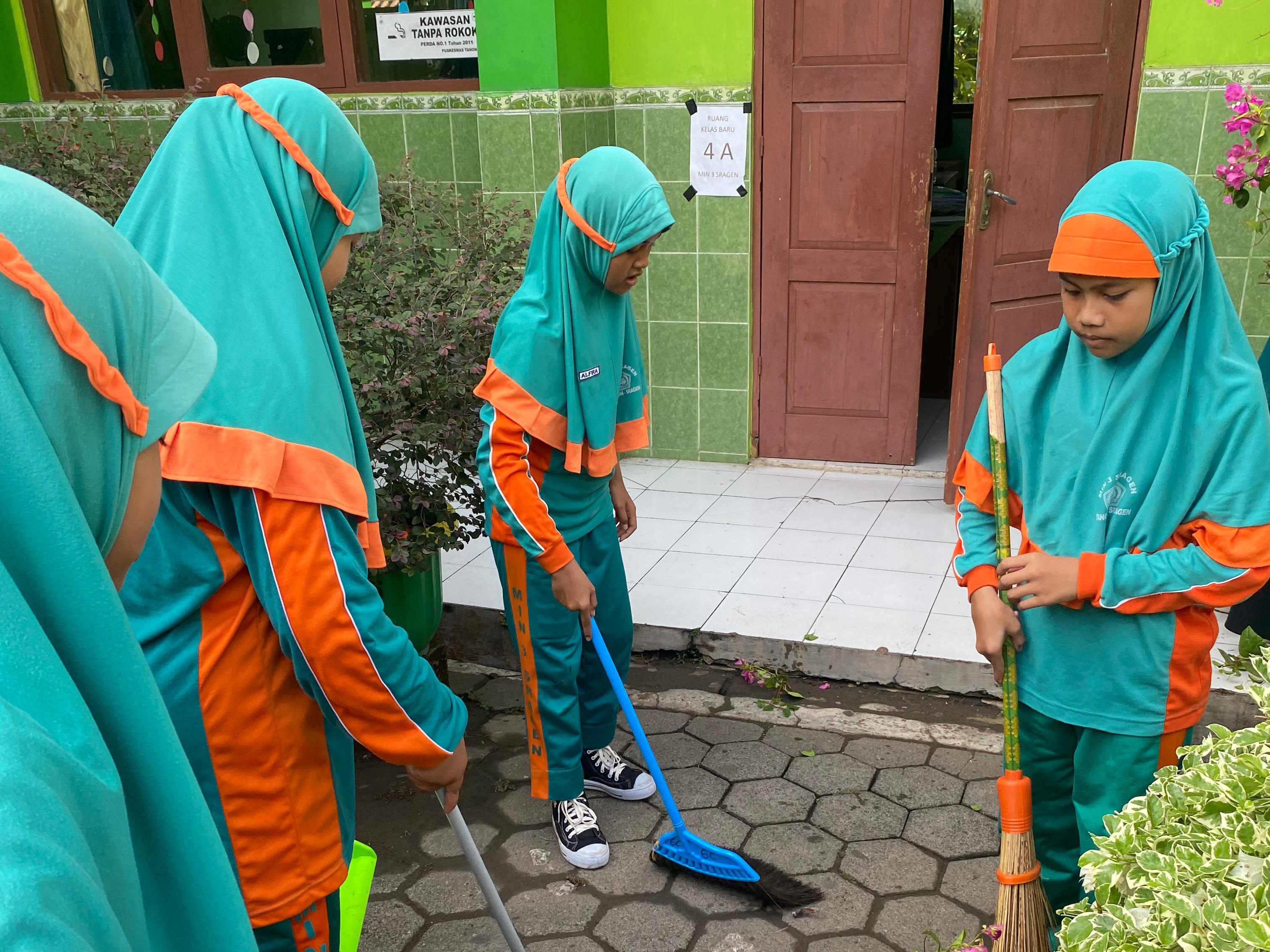 Jumat BerSeRI di MIN 3 Sragen: Tumbuhkan Kepedulian Terhadap Kebersihan dan Kesehatan