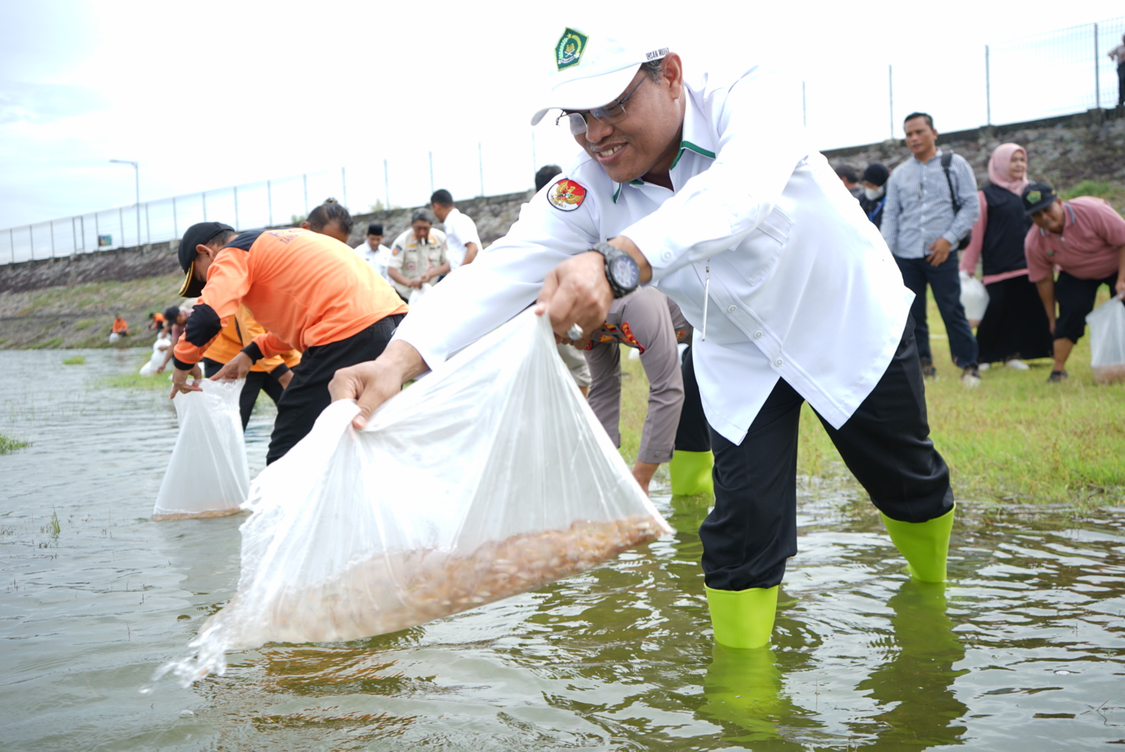 Puluhan Ribu Benih Ikan dan Ratusan Pohon Ditanam ASN Kemenag Sragen di Ketro, Wujud Cinta Lingkungan