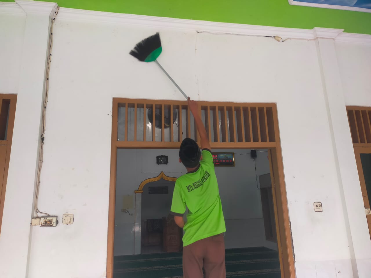 Peduli Lingkungan, MTsN 4 Sragen Lakukan Gerakan Bersih Masjid