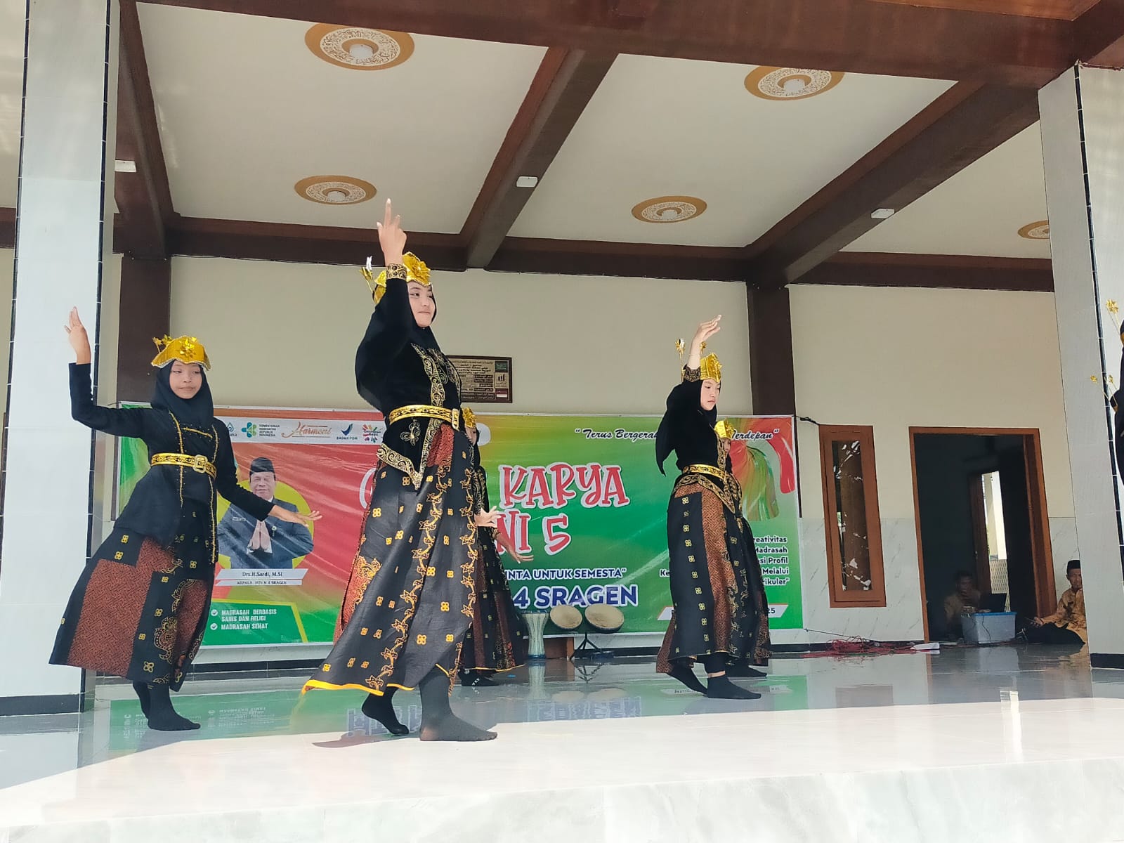 Siswa MTsN 4 Sragen Hibur Wali Murid dengan Tari Kreasi Saat Pengambilan Rapor