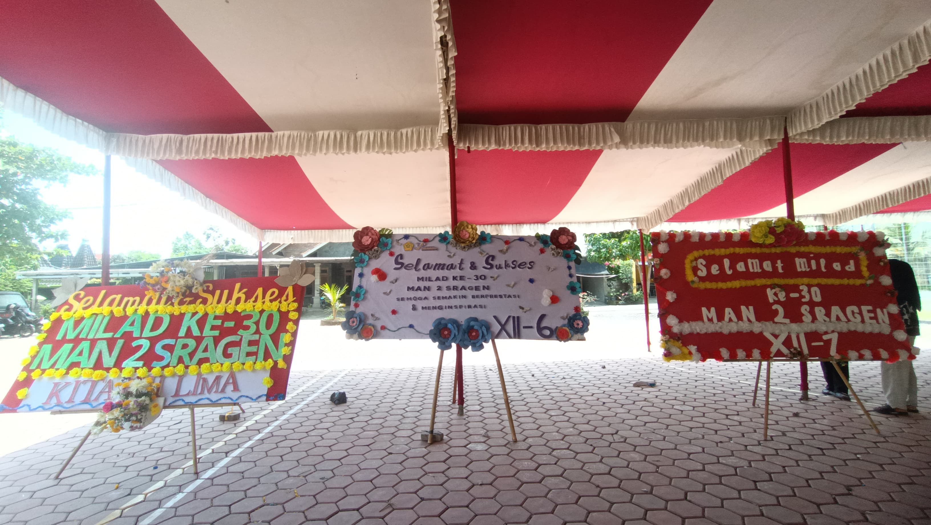 Siswa Kelas XII Tampilkan Kreativitas Lewat Lomba Karangan Bunga dalam Semarak Milad ke-30 MAN 2 Sragen