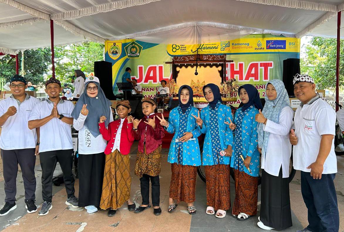 Kesenian Wayang Dalang Cilik MIN 9 Sragen Curi Perhatian di Ajang Semarak Jalan Sehat HAB Kemenag Sragen 2025