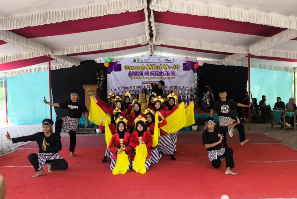 Kokurikuler Tari Kreasi Nusantara Siswa Kelas XI MAN 2 Sragen Meriahkan Panggung Milad ke-30