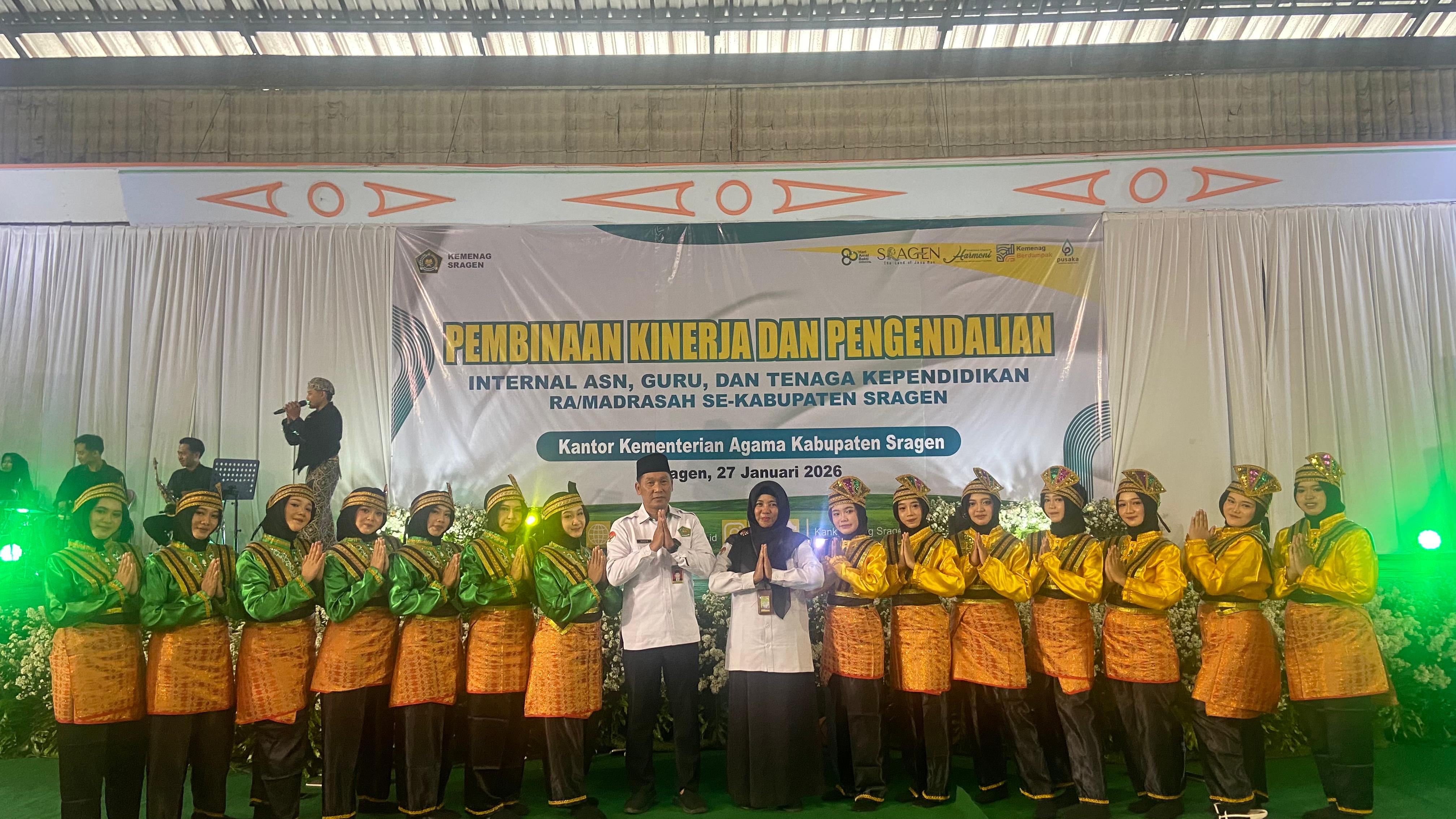 Harmoni Gerak dan Budaya: Tari Saman MTsN 5 Sragen Tampil di Acara Pembinaan Kemenag Sragen