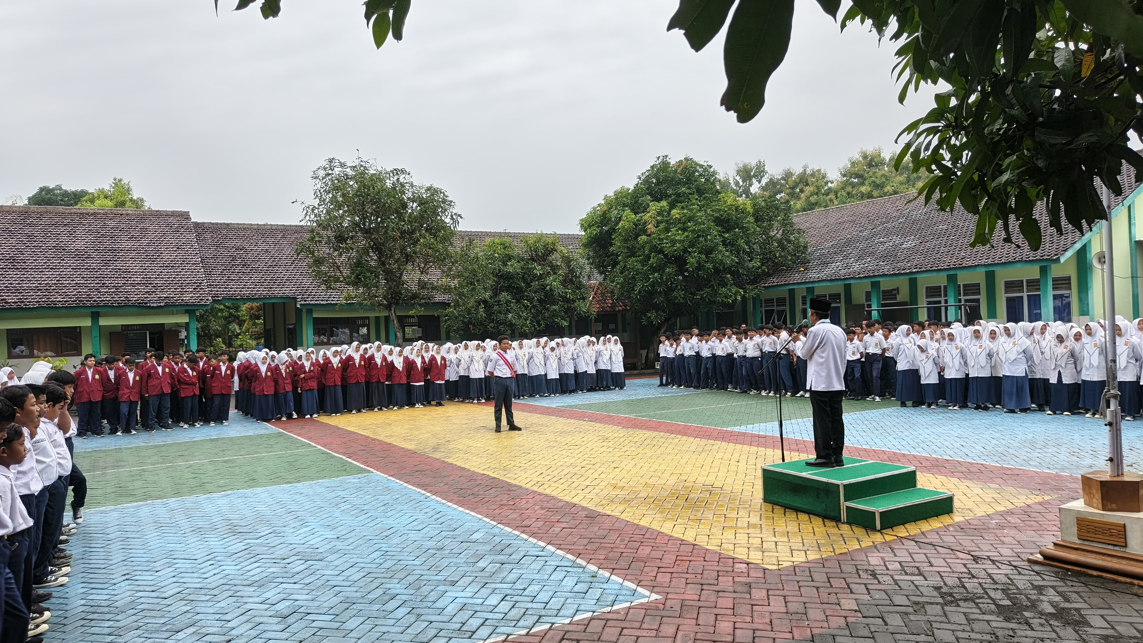 Apel Hari Pertama Masuk Semester Genap MTsN 8 Sragen Berlangsung Khidmat di Tengah Gerimis