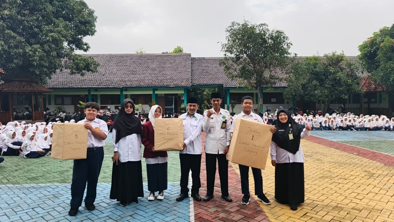Penyerahan Hadiah Lomba Menghias Nasi Tumpeng Meriahkan Upacara di MTsN 8 Sragen